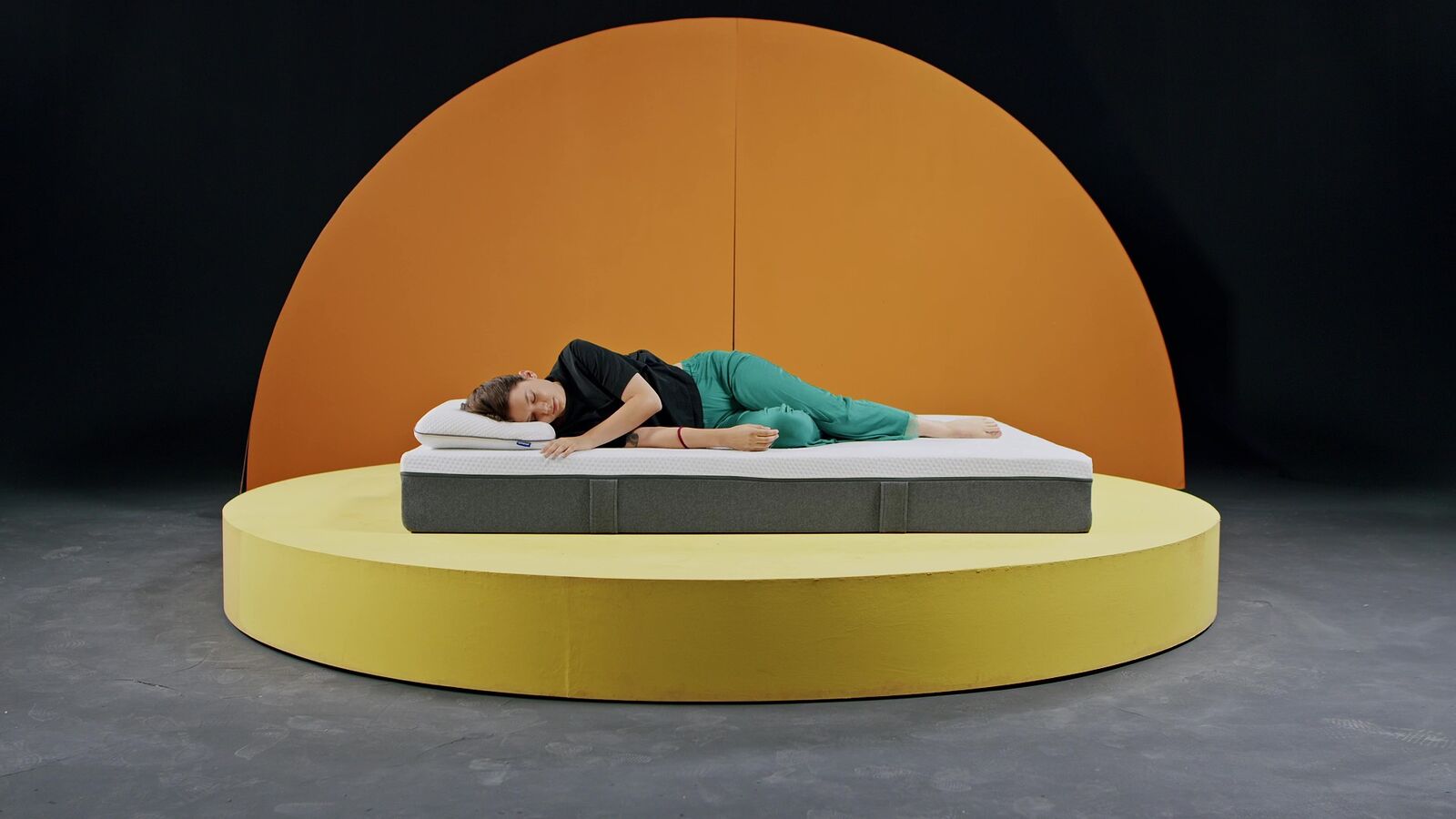 //emma-sleep-ph.myshopify.com/cdn/shop/files/Medium-Spinal_Black_friday_-photo-blackandgreenoutfit.jpg?crop=center&height=528&v=1780477068&width=400